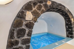 Interior - Cave apartment with Hot Tub, sleeps 2, shared pool, near Fira. (Mesa Katikies)