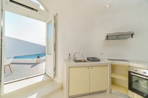 Private kitchen - Cave apartment with Hot Tub, sleeps 2, shared pool, near Fira. (Mesa Katikies)