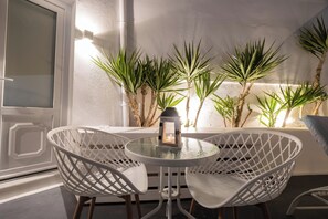 Dining - Cave apartment with Hot Tub, sleeps 2, shared pool, near Fira. (Mesa Katikies)
