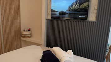 Tabla de planchar con plancha, wifi gratis, ropa de cama