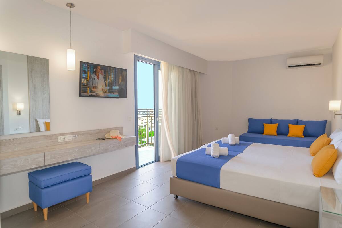 Desk, laptop workspace, iron/ironing board, free WiFi