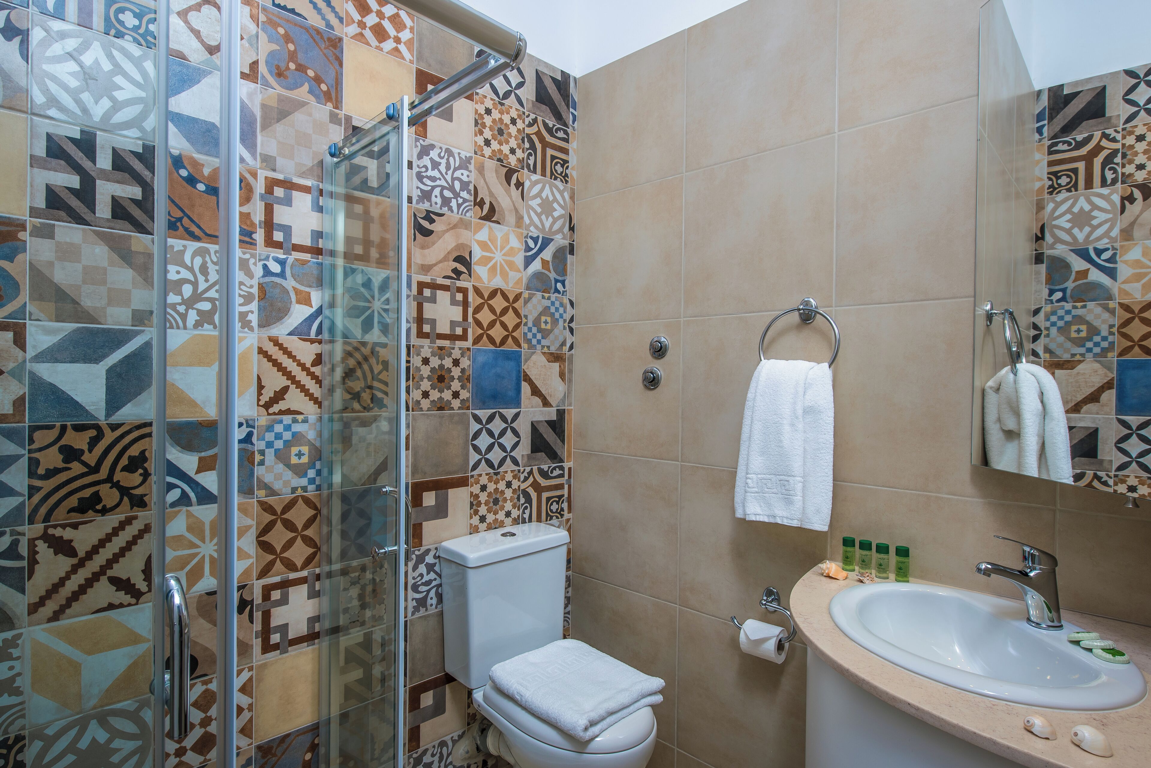 Studio – deluxe, balkong, sjøutsikt | Skrivebord, skrivebord for bærbar PC og strykejern/-brett