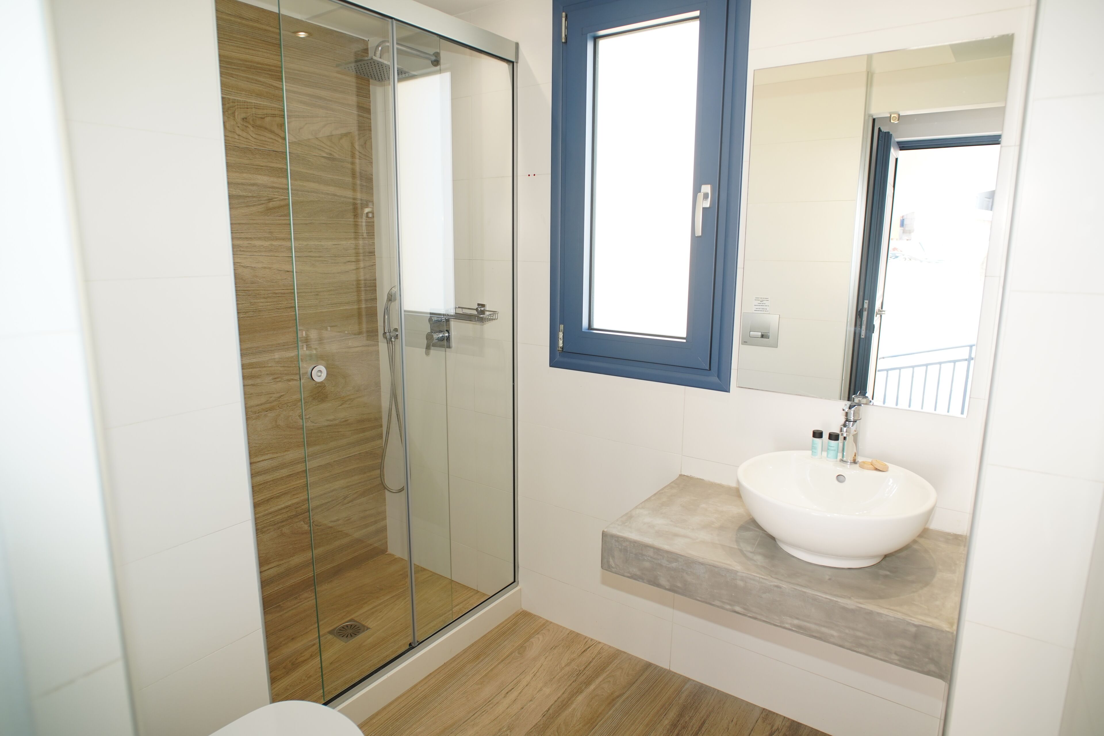 Suite – premium, balkong, sjøutsikt | Skrivebord, skrivebord for bærbar PC og strykejern/-brett