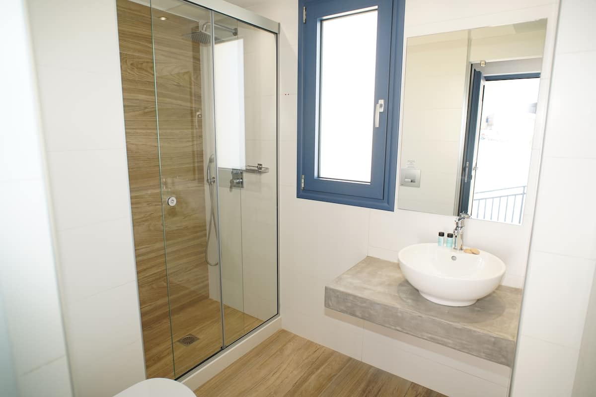 Suite Premium, balcón, vista al mar | Escritorio y espacio para trabajar con laptop