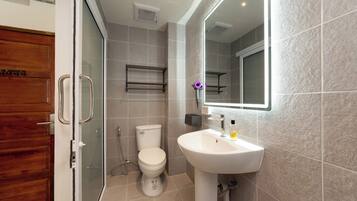 Deluxe Studio | Bathroom