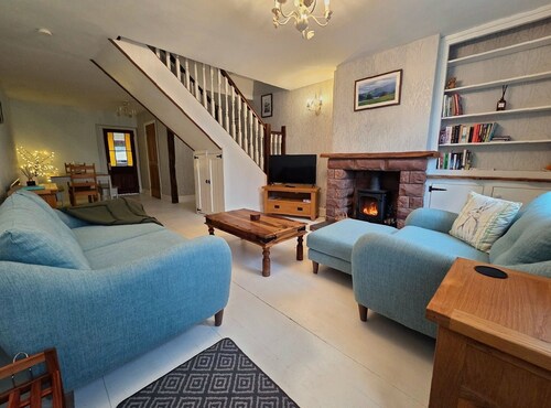 Cosy Cottage with Log Burner by Lake District, Close to Coast, Lakes & Fells