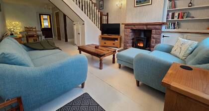 Cosy Cottage with Log Burner by Lake District, Close to Coast, Lakes & Fells