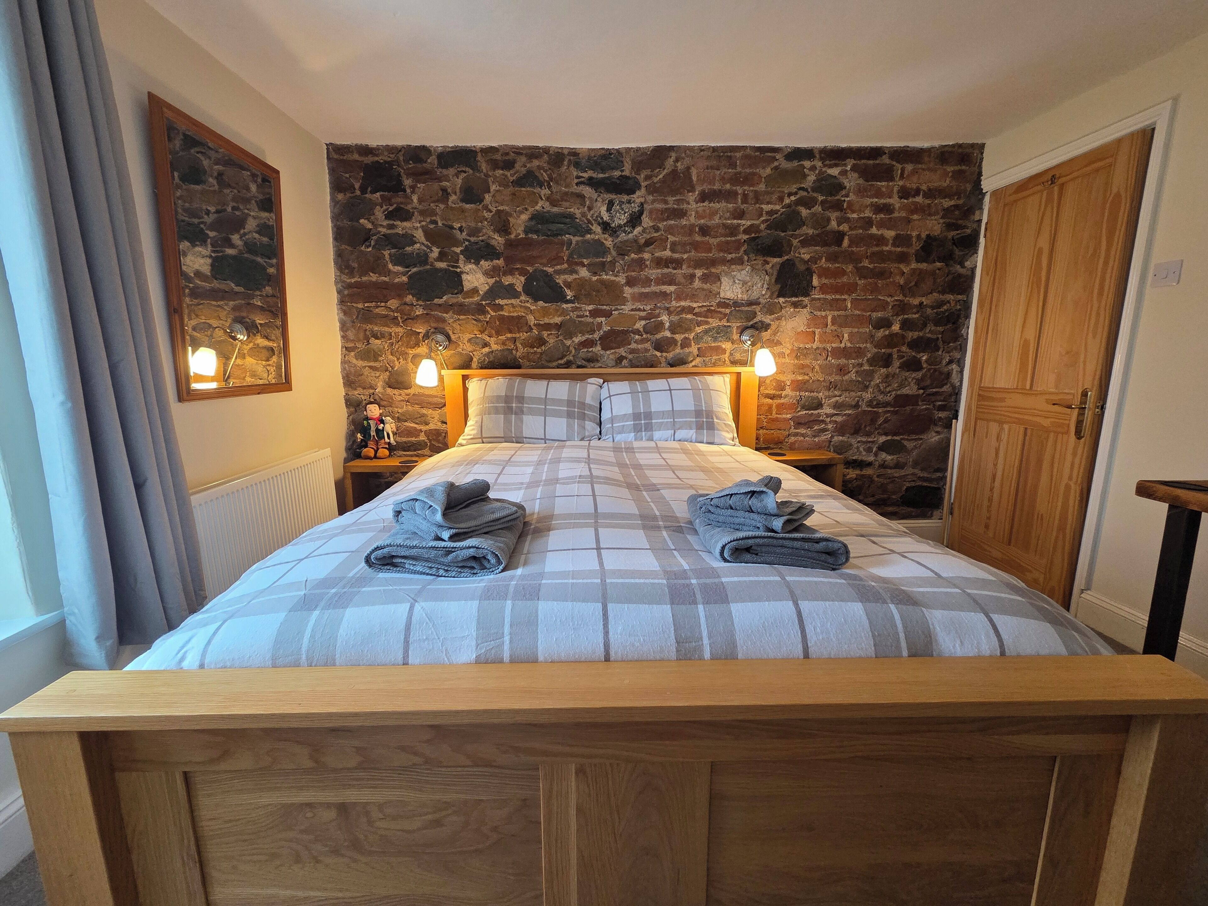 Iron/ironing board, bed sheets