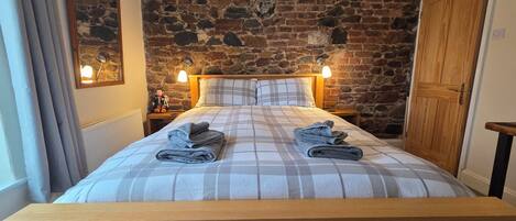 Iron/ironing board, bed sheets