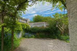 المنطقة المحيطة بالمنشأة