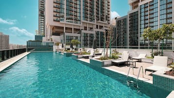 حمّام سباحة خارجي، مظلات على حمّام السباحة، مقاعد للتشمس