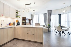 奢华公寓, 阳台, 城市景观 | 客房内保险箱、熨斗/熨衣板