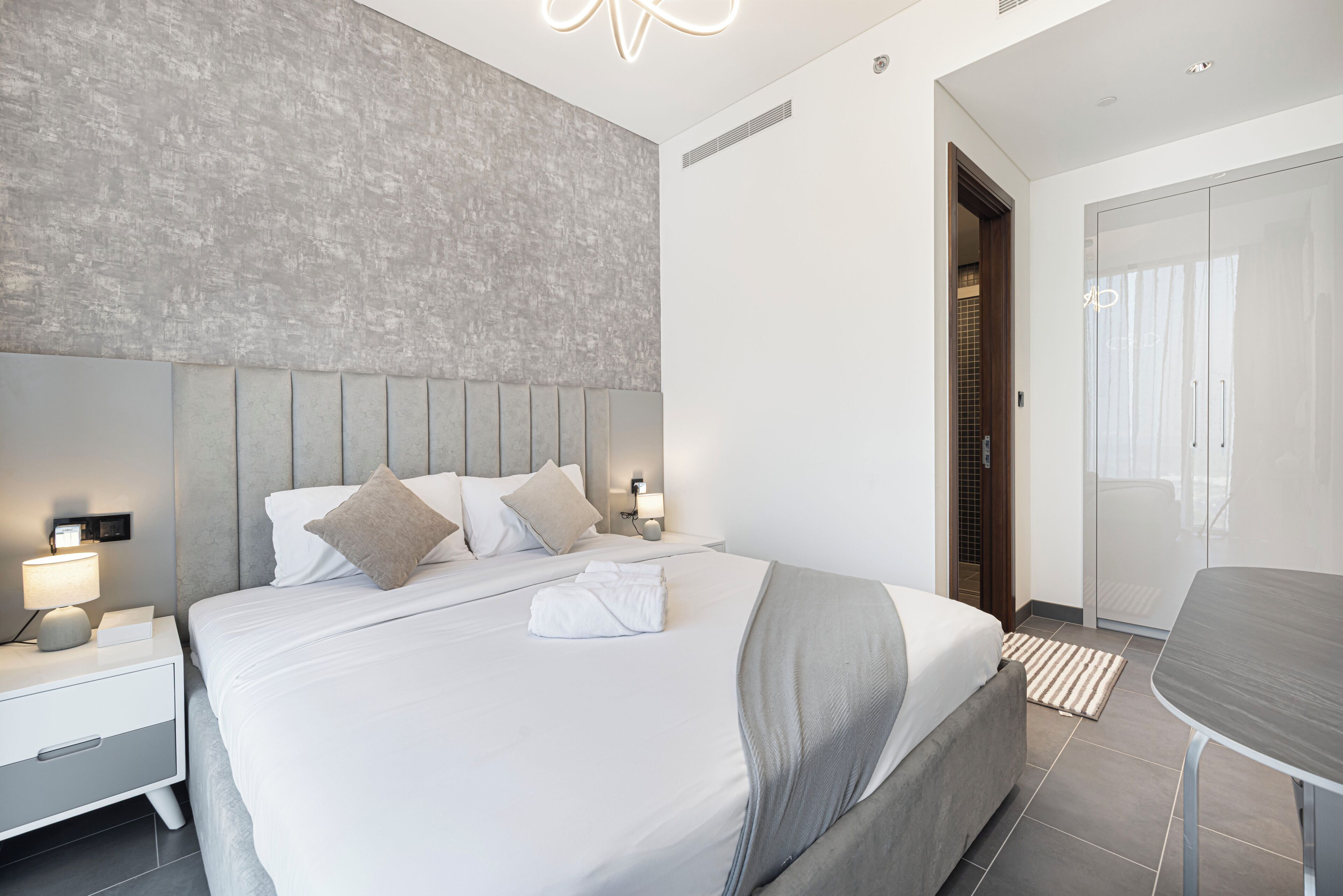 خزنة داخل الغرفة ومكواة/لوح كي