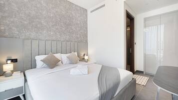 خزنة داخل الغرفة ومكواة/لوح كي