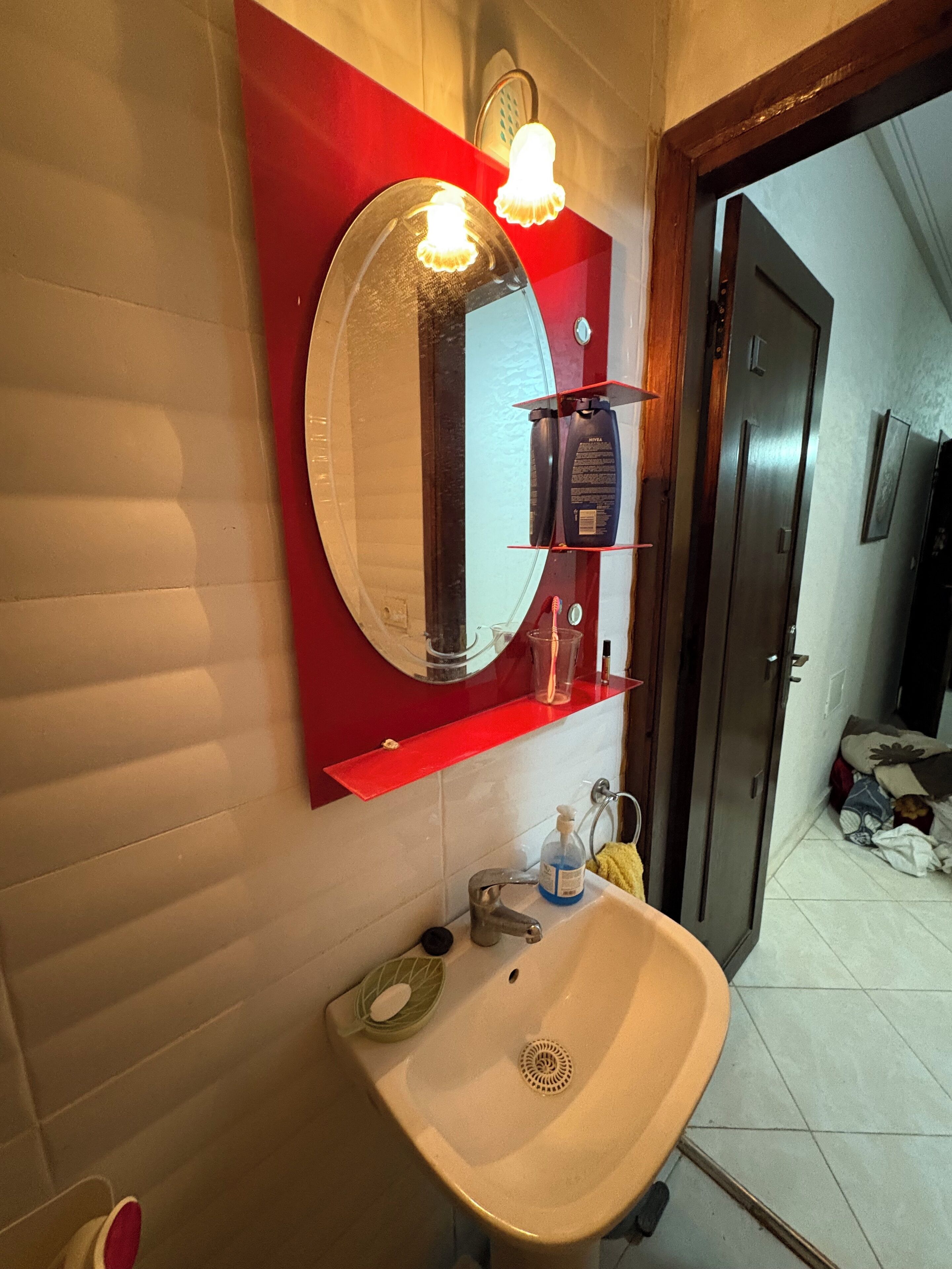 Dusj, håndklær, såpe og toalettpapir