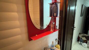 Regadera, toallas, jabón, papel de baño