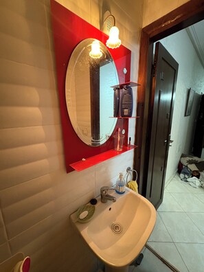 Shower, towels, soap, toilet paper - Cozy 2-bedroom apartment in the center of Meknes (Meknes)