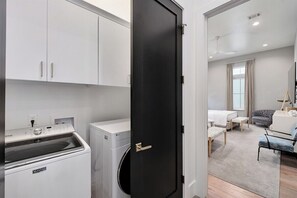Ein modernes Hotelzimmer mit einem Bett, einem Schreibtisch und einem Stuhl.