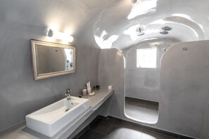 Shower, hair dryer, towels, toilet paper - Jacuzzi 1-bedroom apartment with AC near Fira (Mesa Katikies)