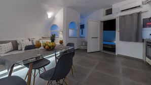 Um espaço de estar moderno com área de jantar, cozinha e layout aberto.