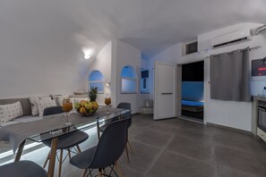 Dining - Jacuzzi 1-bedroom apartment with AC near Fira (Mesa Katikies)