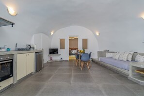 Smart TV - Jacuzzi 1-bedroom apartment with AC near Fira (Mesa Katikies)