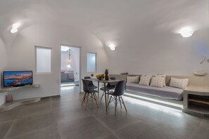 Interior - Jacuzzi 1-bedroom apartment with AC near Fira (Mesa Katikies)
