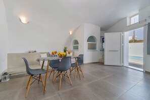 Dining - Jacuzzi 1-bedroom apartment with AC near Fira (Mesa Katikies)