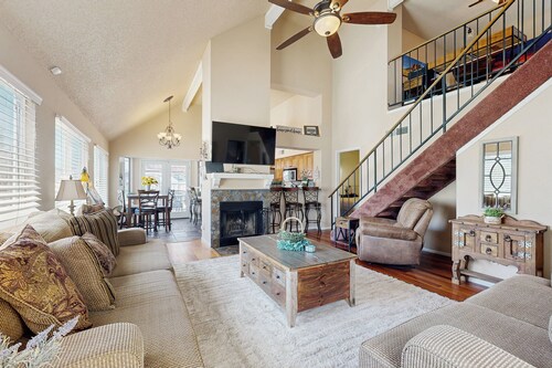 3BR Home w/ Sparkling Pool, Fire Pit