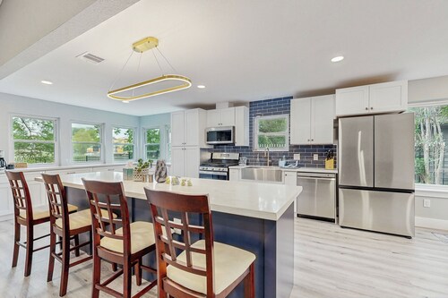 Relaxing Dog-friendly Home w/ Deck & Wifi