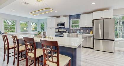 Relaxing Dog-friendly Home w/ Deck & Wifi