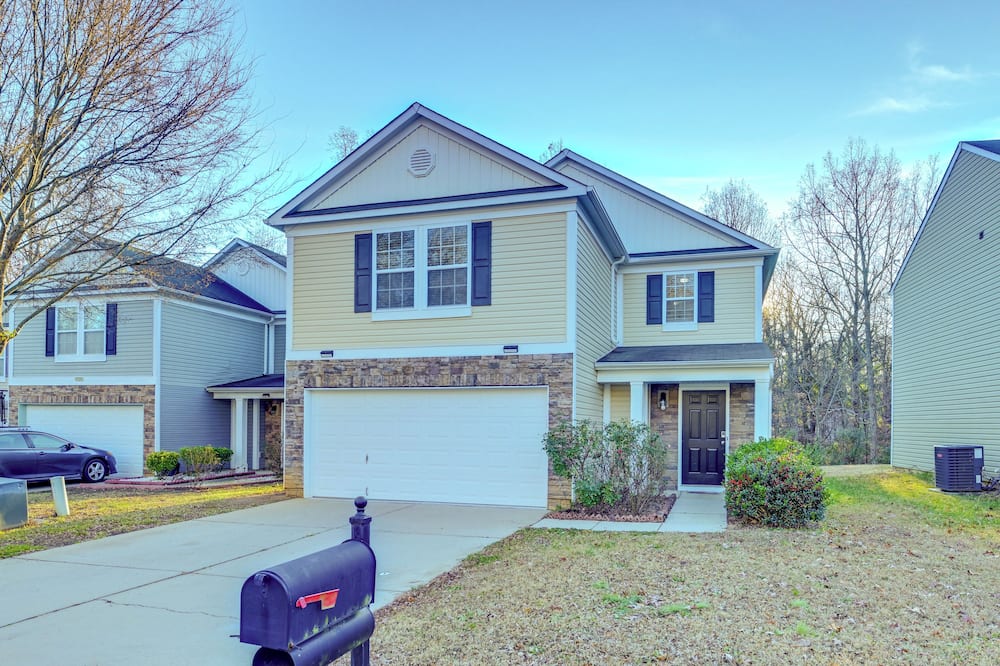 Pet-friendly Home Just Outside Downtown Charlotte!