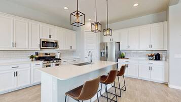 House (4 Bedrooms) | Interior