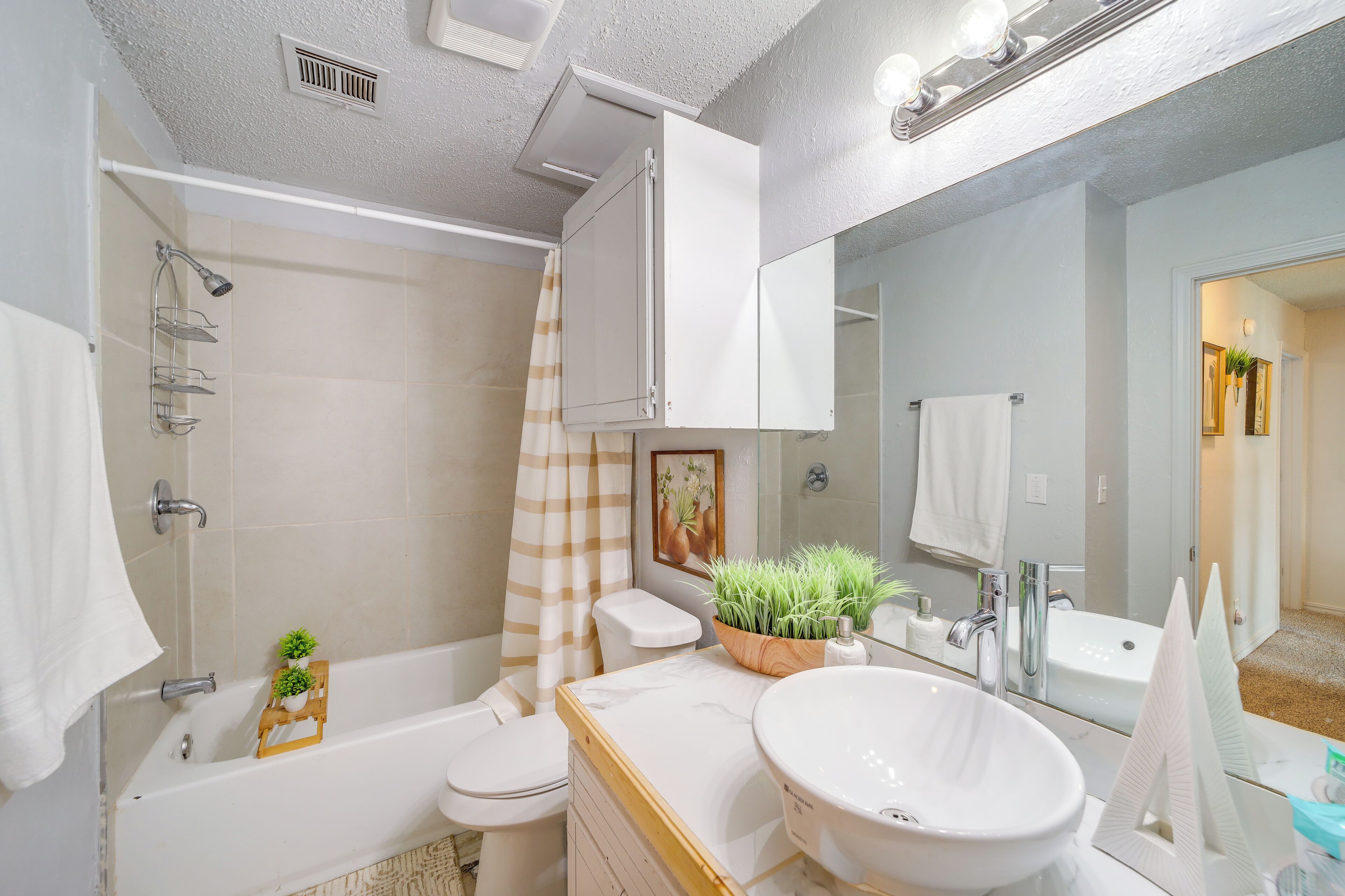 Ein modernes Badezimmer mit Badewanne, Toilette, Waschbecken und Dusche.