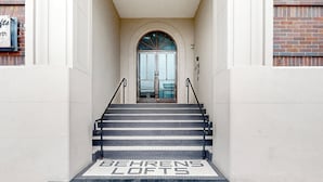 Una scala conduce a una porta con il cartello "BEHRENS LOFTS" sui gradini.