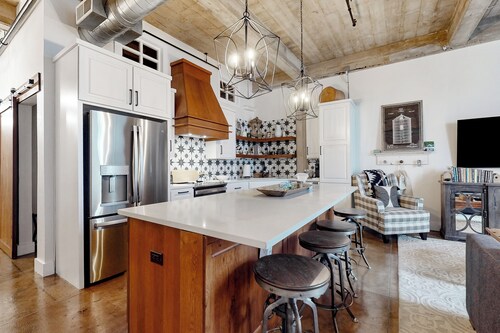 Luxe 1BR Downtown Loft in Historical Building