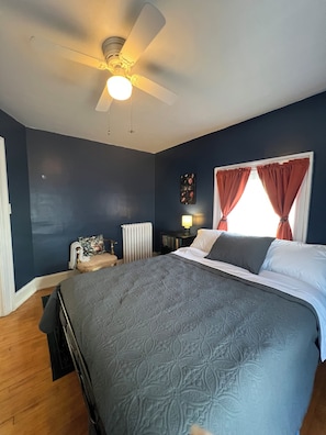 3 soverom, skrivebord, strykejern/-brett og reiseseng for barn