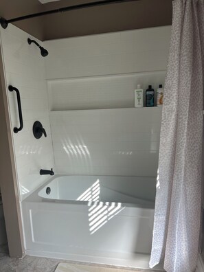 Hårføner, håndklær, såpe og sjampo