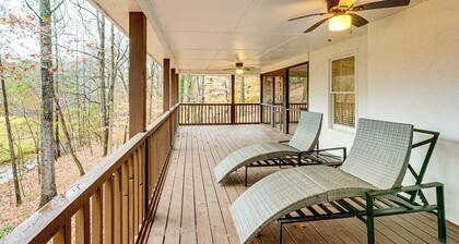 Tasteful Unit w/ Pool Table: 7 Mi to Lake Altoona!