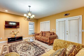 Interior - Tasteful Unit w/ Pool Table: 7 Mi to Lake Altoona! (Woodstock)