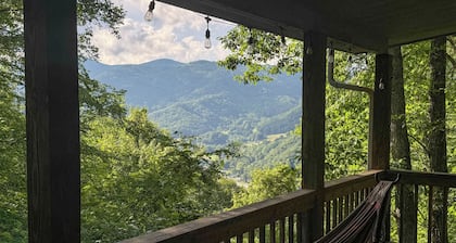 Maggie Valley Cabin w/ Mountain Views