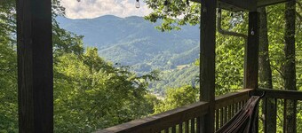 Maggie Valley Cabin w/ Mountain Views
