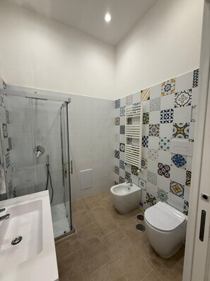 Classic Double Room, 1 Double Bed, Mobility Accessible, Balcony | Bathroom | Shower, hair dryer, towels, soap - Minichino House B&B (Napoli)