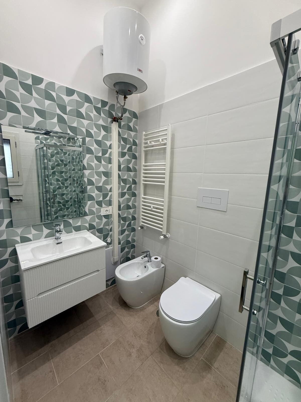 Classic Room | Bathroom | Shower, hair dryer, towels, soap