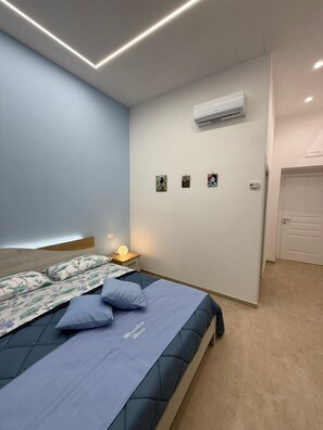 Classic Double Room, 1 Double Bed, Mobility Accessible, Balcony | Desk, free WiFi, bed sheets - Minichino House B&B (Napoli)