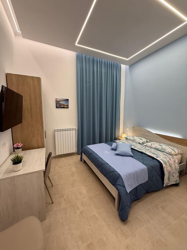 Classic Double Room, 1 Double Bed, Mobility Accessible, Balcony | Desk, free WiFi, bed sheets - Minichino House B&B (Napoli)