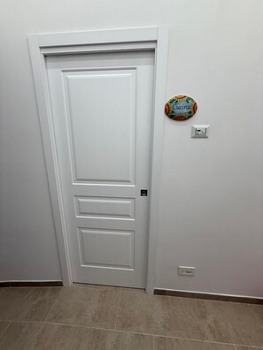 Geladeira, fogão, cooktop, talheres/pratos/utensílios de cozinha