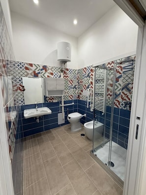 Classic Double Room, 1 Double Bed, Mobility Accessible, Balcony | Bathroom | Shower, hair dryer, towels, soap - Minichino House B&B (Napoli)