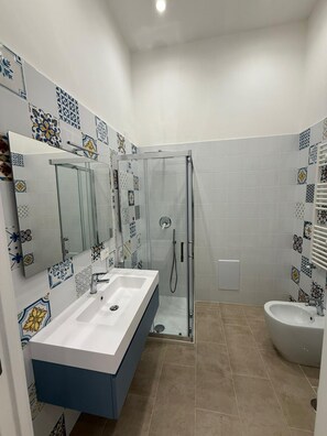 Classic Room | Bathroom | Shower, hair dryer, towels, soap - Minichino House B&B (Naples)