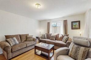 House (3 Bedrooms) | Interior - 3BR House w/ Lake Views, Full Kitchen, A/C & Wifi (Chiloquin)